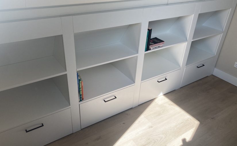 Boekenkasten onder schuin dak