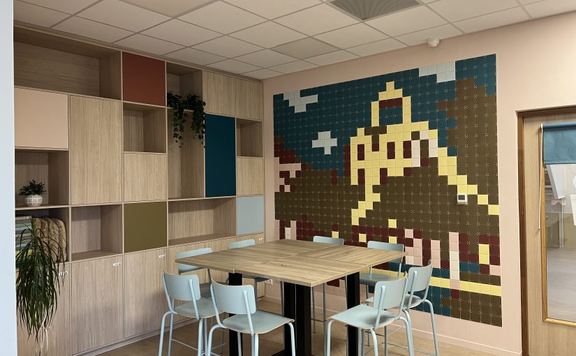 Strakke maar speelse wandkast van 3×4 meter