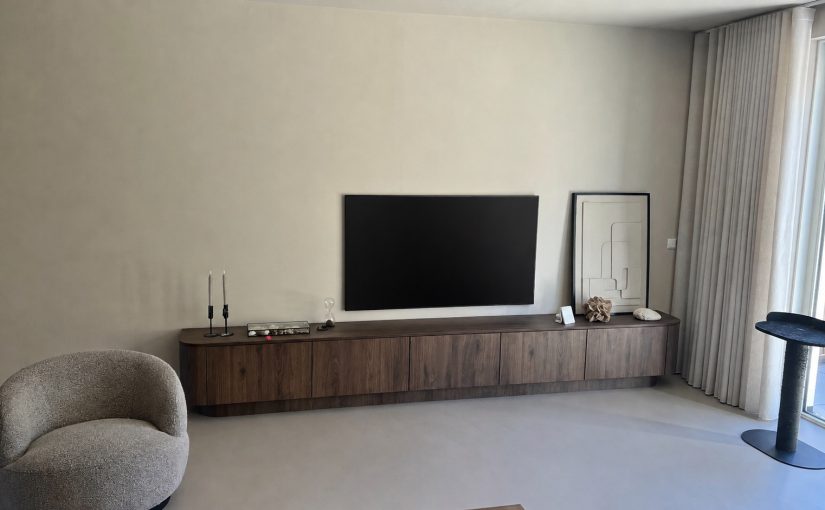 TV-meubel in warm notenhouten decor