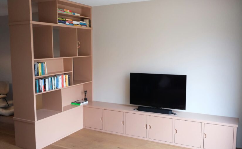Roomdivider kast met tv-meubel op maat